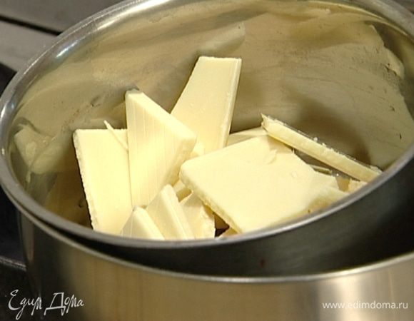 Шоколад растопить на водяной бане, не поддаваясь искушению помешивать. 