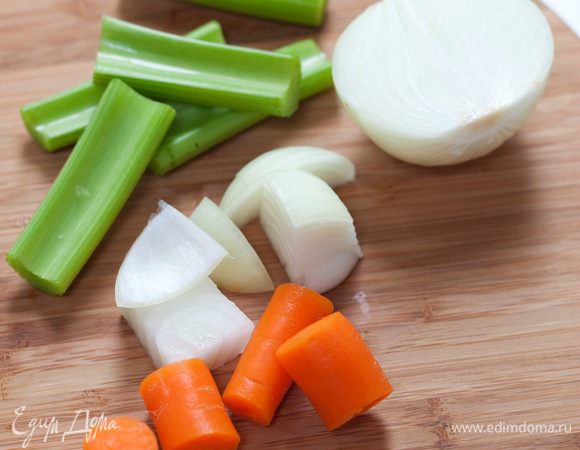 Приготовить бульон: морковь, чеснок и 1 луковицу почистить и крупно нарезать.