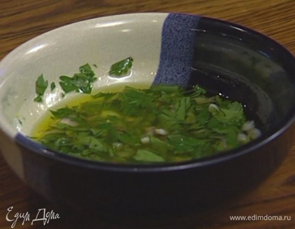 Приготовить заправку, соединив измельченную петрушку, шалот, винный уксус и оливковое масло. 