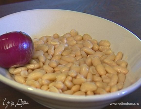 Фасоль предварительно замочить в воде, лучше на ночь, затем отварить ее, не добавляя соли.