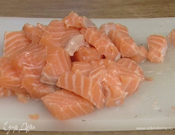 Рыбу вымыть и просушить, нарезать небольшими кусочками, обвалять в кукурузной крупе.