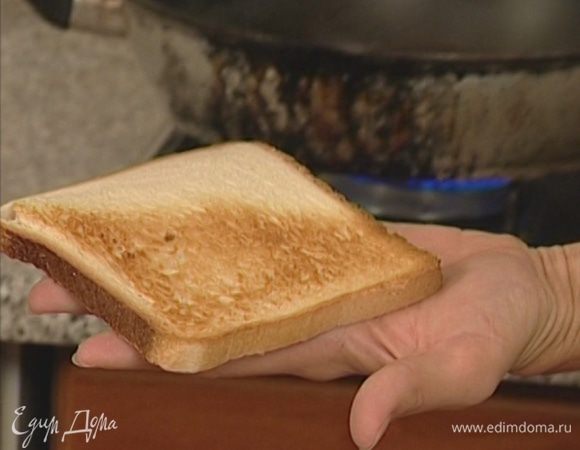 Хлеб для сэндвичей обжарить на сковороде, не добавляя масла.