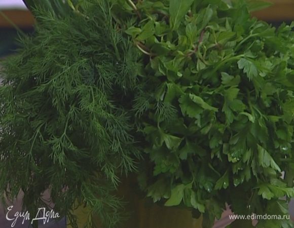 На несколько слоев газеты положить большое количество травы: петрушки, укропа, тархуна. Сверху на траву уложить семгу.