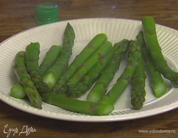 У спаржи срезать грубые концы, нежные и хрустящие части отваривать 2 минуты в кипящей воде — спаржа должна оставаться крепкой, сохранять свою форму, но в то же время быть нежной. Вынуть спаржу шумовкой и разрезать каждый стебель пополам.