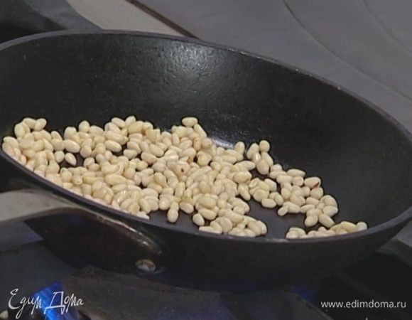 Кедровые орехи обжарить на сухой сковороде.
