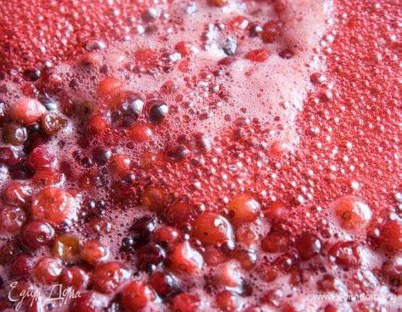 Все ингредиенты смешать, влить 75 мл воды и отправить в кастрюлю с толстым дном. Накрыть крышкой и кипятить на медленном огне.
