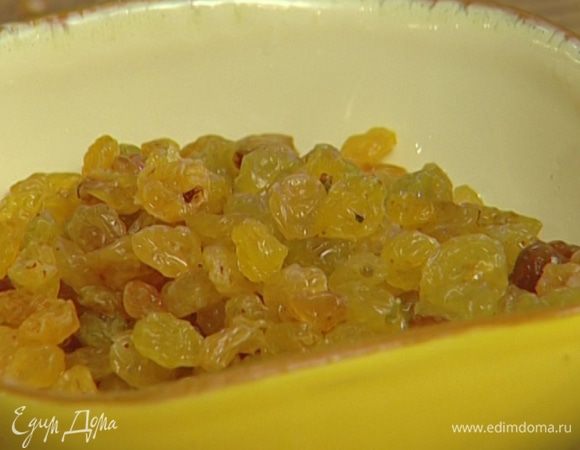 Изюм замочить в небольшом количестве воды.