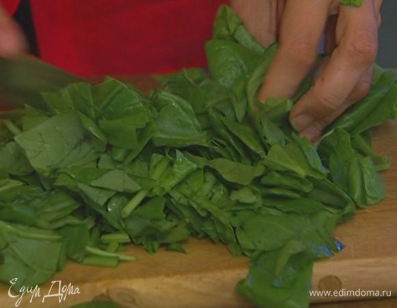 Шпинат вымыть и просушить, затем крупно нарезать.