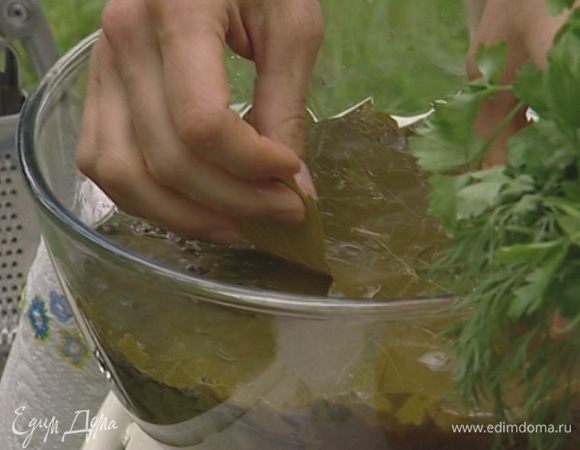 Виноградные листья замочить в воде, а ветчину — в молоке.