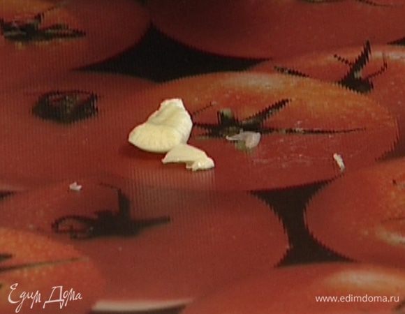 Зубчик чеснока почистить и раздавить плоской стороной ножа.