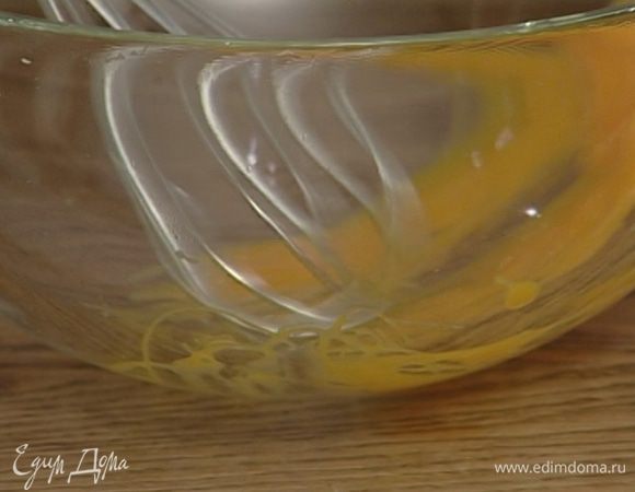 Приготовить майонез: желток слегка взбить вместе со щепоткой соли, продолжая взбивать, по капле начать добавлять оливковое масло. 