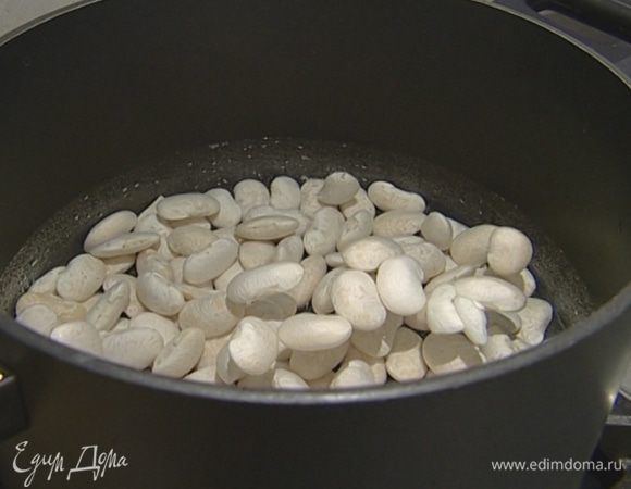 Фасоль замочить на ночь в большом количестве воды. Утром промыть, залить холодной водой объемом в 2 раза больше фасоли и довести до кипения. 