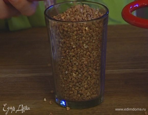 Гречку залить двумя объемами воды, накрыть крышкой и поставить на сильный огонь.