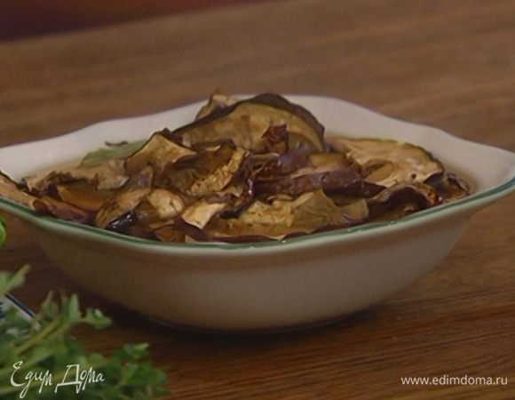 Сухие грибы замочить в теплой воде на 10 минут.