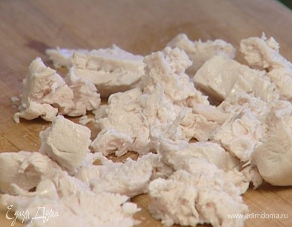 Курицу отварить, остудить и нарезать крупными кубиками.