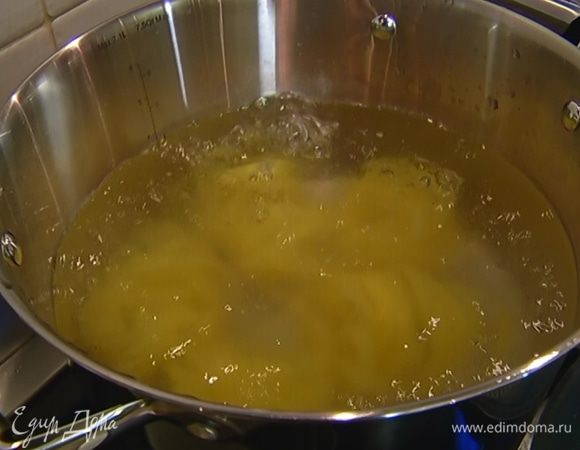 Макароны отварить в подсоленной воде согласно инструкции на упаковке, затем воду слить и сохранить. 