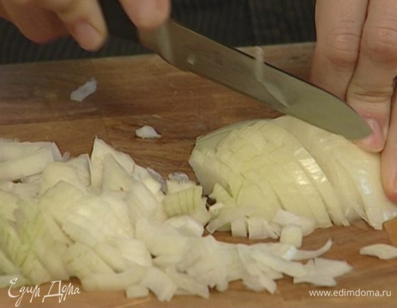 Лук и чеснок почистить и мелко нарезать.