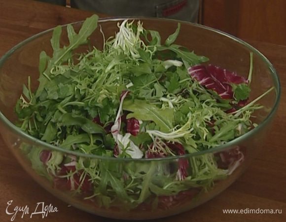 Листья салата крупно нарезать.