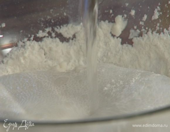Муку всыпать в глубокую посуду, влить газированную воду, все вымешать. Консистенция кляра должна напоминать жидкую сметану.