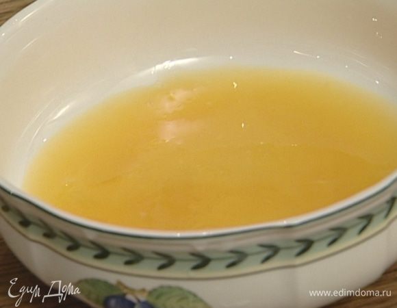 Желатин замочить в небольшом количестве апельсинового сока.