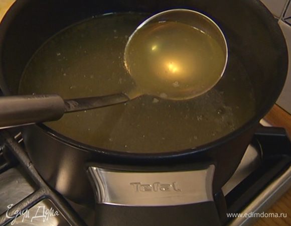 Бульон прогреть, посолить и поперчить.   