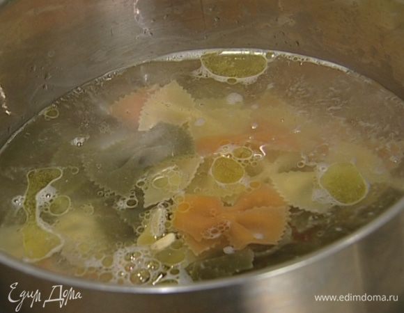 В кипящую воду добавить 1 ст. ложку оливкового масла и щепотку соли, затем опустить макароны. Отварить до готовности, но не переварить!