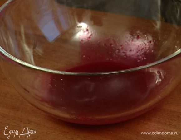 Одну свеклу натереть и отжать сок.