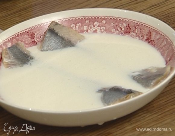 Сельдь разделать на филе и вымачивать в молоке 3–4 часа. Если сельдь очень соленая, молоко менять каждый час.
