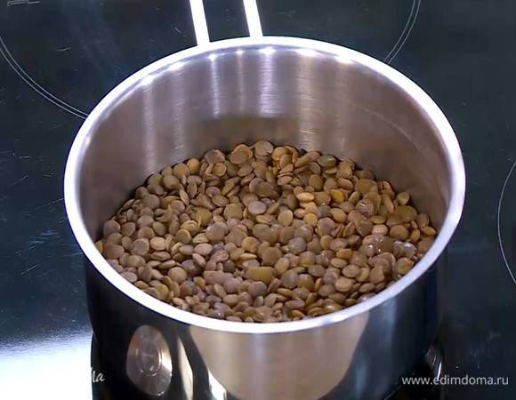 Чечевицу отварить до мягкости, затем воду слить.