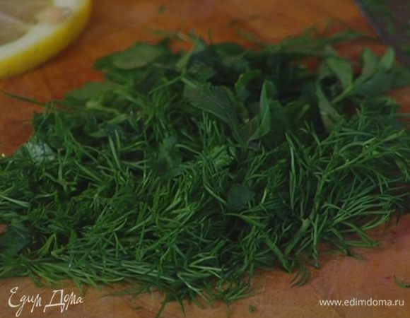 Зелень промыть и просушить. Стебельки отрезать и выбросить. Листья крупно нарубить.