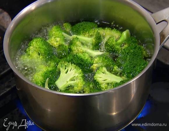 Брокколи разобрать на мелкие соцветия и опустить в кипящую подсоленную воду. Как только вода снова закипит, откинуть капусту на дуршлаг.