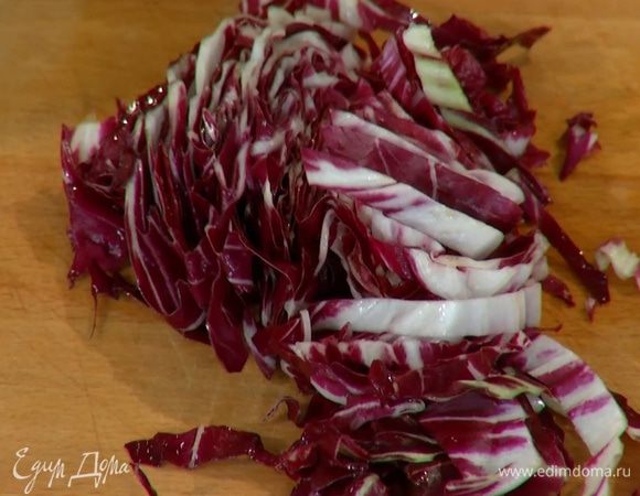 Радиккио тонко порубить.