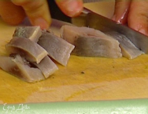 Селедку почистить, разделать на филе и нарезать небольшими кусочками.