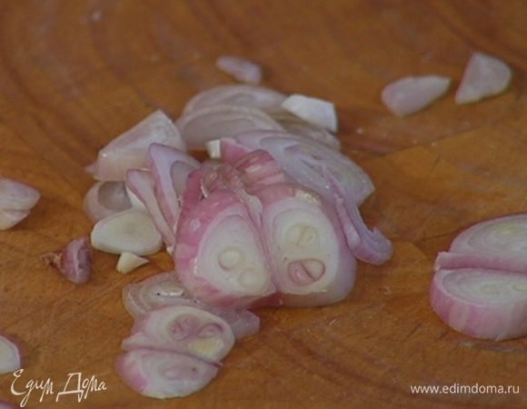 Лук почистить и нарезать полукольцами.