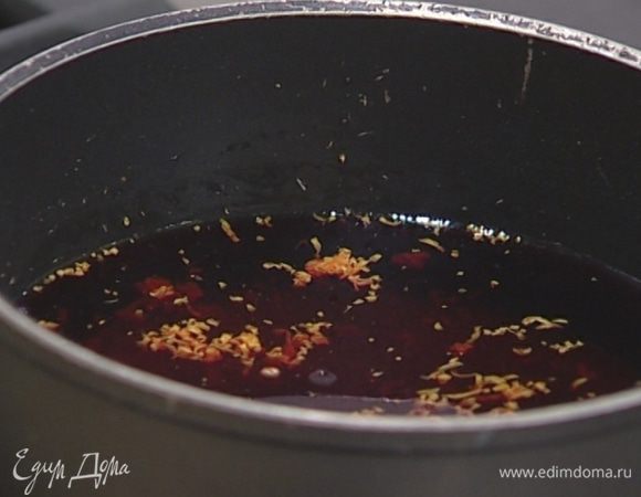 Вино влить в кастрюлю, добавить 100 г сахарной пудры, цедру апельсинов, гвоздику, перец, перемешать и уварить на небольшом огне примерно наполовину.