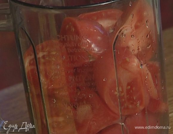 Помидоры нарезать.
