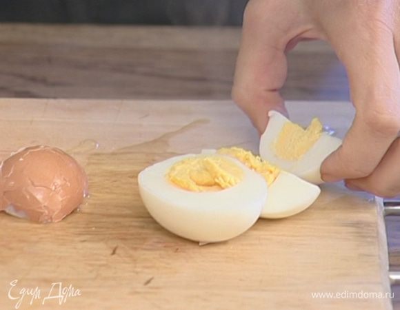 Яйца тоже отварить, опустить на несколько минут в холодную воду, затем почистить и разрезать пополам.