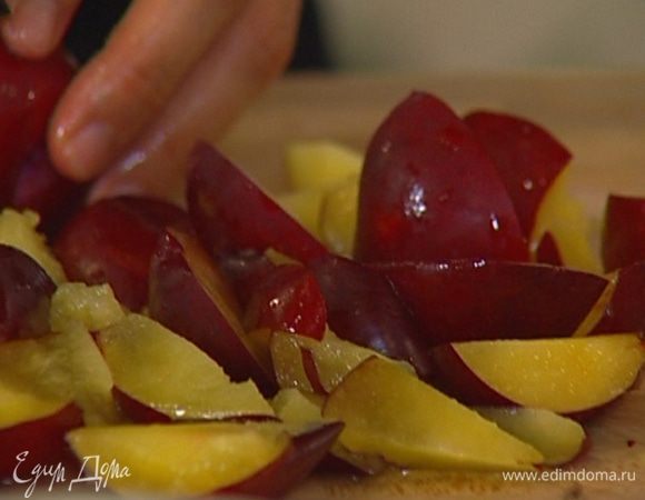 Нектарины и апельсин нарезать ломтиками.