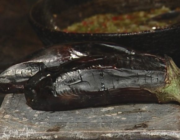 Баклажаны запечь в разогретой духовке, затем очистить от кожицы и мелко порубить.