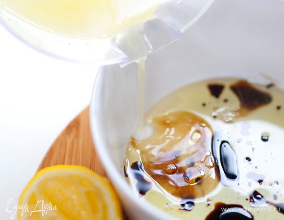 Приготовить заправку: оливковое масло соединить с лимонным соком и бальзамическим уксусом, добавить соль и перец, все перемешать.