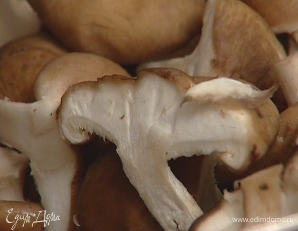 Грибы вымыть и разрезать пополам.