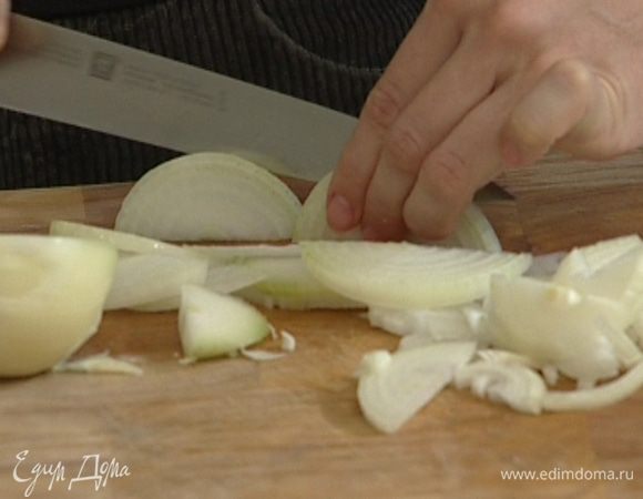 Лук почистить и нарезать полукольцами.