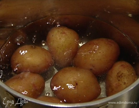 Картофель вымыть, отварить в мундире и разрезать пополам.