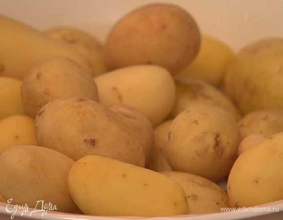 Картофель вымыть и отварить в мундире.