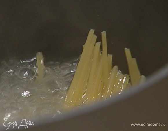 Макароны опустить в кипящую воду, добавить соль и 1 ст. ложку оливкового масла и варить до готовности.