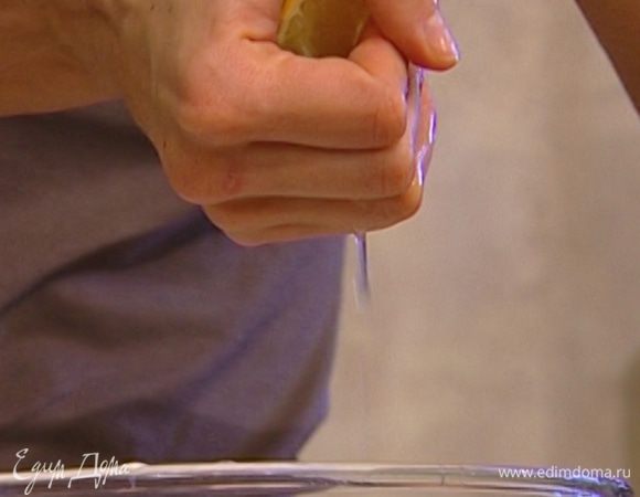 Из лимона отжать сок.