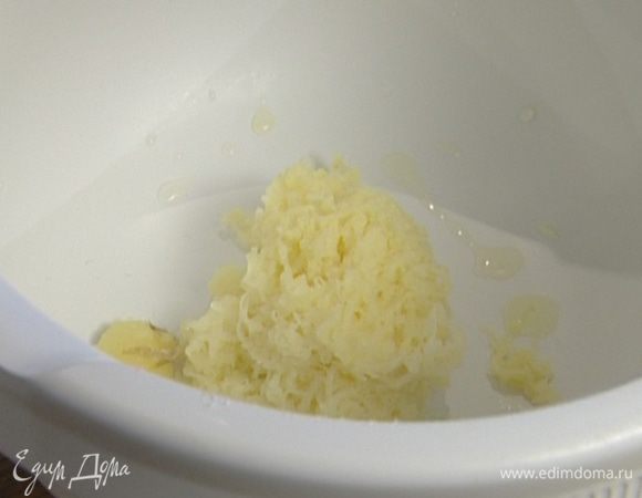 Картофель варить в мундире в течение 20 минут (он должен остаться недоваренным), затем почистить и натереть на мелкой терке.