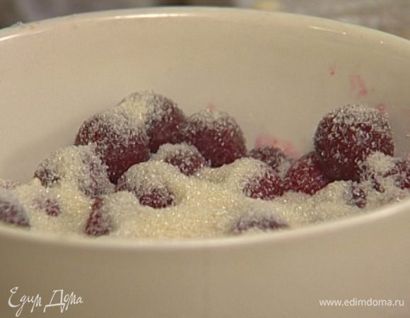 Вишню вымыть, вынуть косточки, присыпать половиной стакана сахара и оставить на 30 минут.