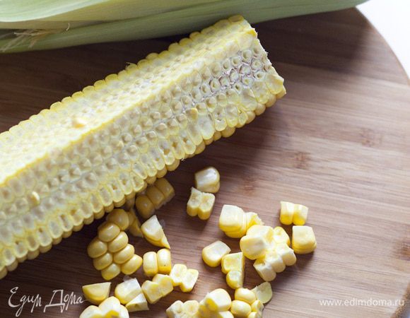 Кукурузу почистить, срезать ножом зерна.