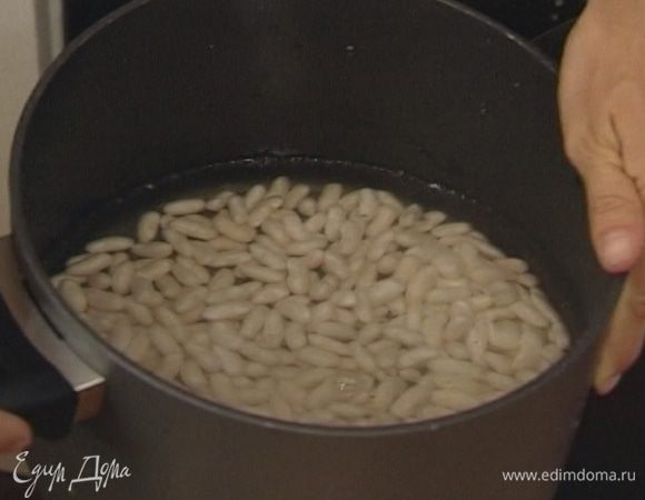 Фасоль замочить в большом количестве воды на несколько часов, а лучше на ночь. Затем промыть, залить холодной водой и довести до кипения.